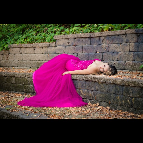 Custom made mermaid silhouette gown. Zipper closure. Magenta colored. - Picture 5 of 5